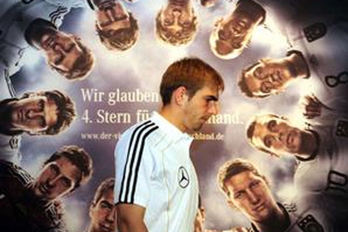 Kapten sekaligus bek Jerman Philipp Lahm meninggalkan ruang jumpa pers di Hotel Velmore di Erasmia dekat Pretoria, Kamis (1/7/2010). Jerman akan melawan Argentina pada perempat final Piala Dunia 2010, Sabtu 2/7/2010).