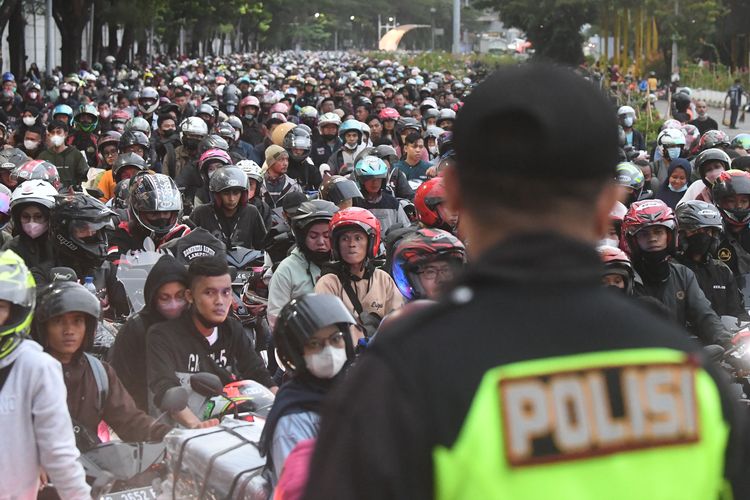 Pemudik bersepeda motor antre untuk memasuki Pelabuhan Merak di Banten, Sabtu (30/4/2022). Pelabuhan Merak dipadati puluhan ribu pemudik berkendaraan roda. ANTARA FOTO/Akbar Nugroho Gumay/tom.