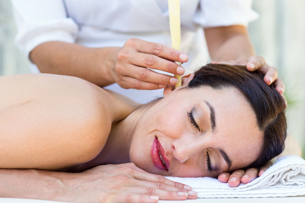 Terapi ear candle yang dipercaya banyak orang dapat membersihkan kotoran telinga