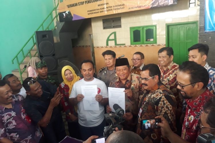 Bupati Sidoarjo Saiful Ilah saat menghadiri Deklarasi Gerakan Stop Penggunaan Bahan Bakar Plastik bersama pengusaha tahu di sentra industri Desa Tropodo, Kecamatan Krian, Sidoarjo, Selasa (26/11/2019).