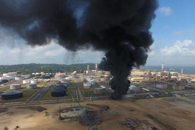 Kebakaran terjadi di proyek Refinery Development Master Plan (RDMP) Pertamina Kota Balikpapan, Provinsi Kalimantan Timur pada Kamis (15/8/2019) pagi. 
