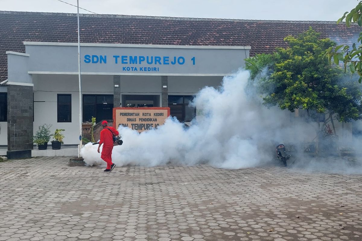 Dinkes Kota Kediri melakukan fogging di SDN Tempurejo 1 menyusul adanya temuan kasus chikungunya di sekitar lingkungan sekolah, Kamis (31/1/2025).
