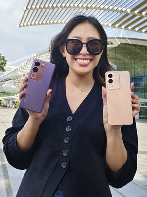 PR Manager Vivo Indonesia Alexa Tiara yang tengah memegang Vivo V29 5G varian warna Red Velvet dan Vivo V29e warna Rose Gold