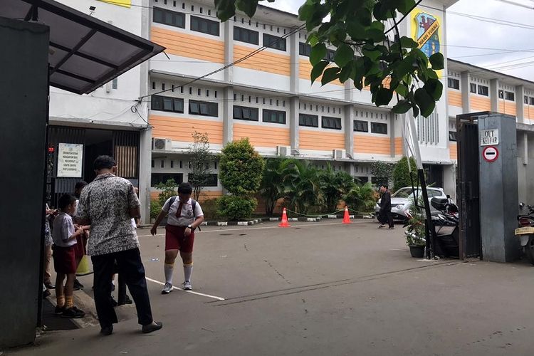 Suasana SD Mardi Yuana di Depok, Jawa Barat, Selasa (3/3/2020) berjalan seperti biasa pasca-diumumkan dua warga Depok terjangkit virus corona. Siswa-siswa terlihat antusias melaksanakan kegiatan belajar mengajar. 