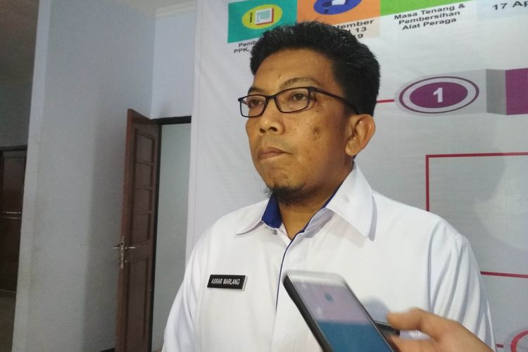 Humas KPU Sulsel Asrar Marlang saat diwawancara di kantor KPU Kota Makassar, Senin (10/6/2019).