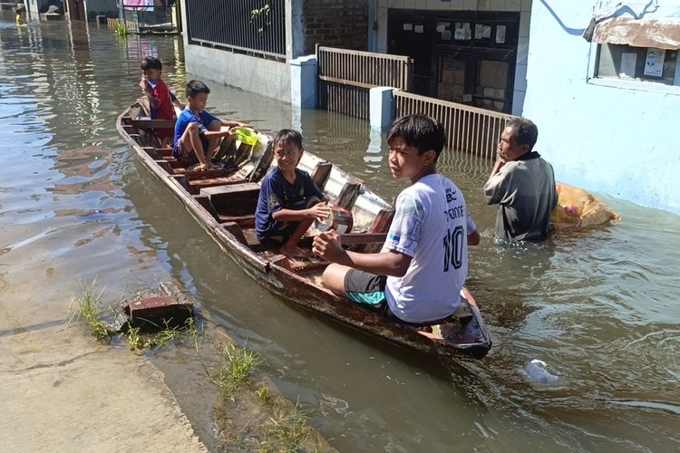 Warga Dayeuhkolot Jadi Nakhoda Dadakan di Tengah Banjir: Ini Musibah, tapi Harus Tetap Kerja...