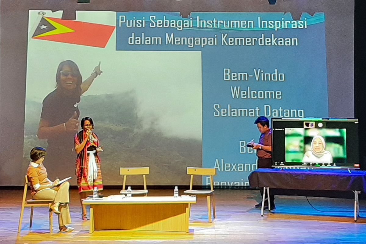 Alexandra de Araujo Tilman, penulis asal Timor Leste ketika memaparkan Puisi sebagai instrumen inspirasi dalam menggapai kemerdekaan.? 