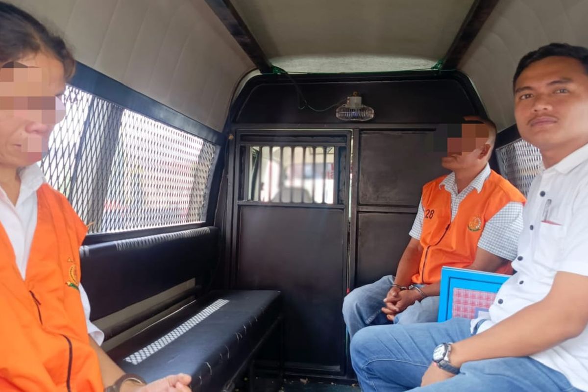 Polisi saat menetapkan  mantan Kepala Desa Sampur Toba, JS dan Kaur Keuangannya, AS menjadi tersangka korupsi dana desa Rp 392 juta, Rabu (7/5/2025). 