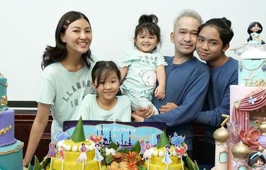 Keluarga Ruben Onsu dan Sarwendah merayakan ulang tahun Thania dan Thalia.
