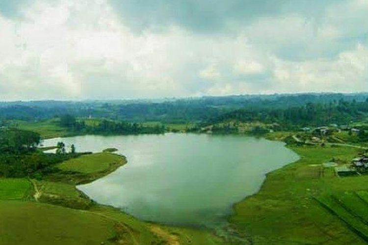 Danau Sidihoni yang Berjuluk Danau di Atas Danau berada di Desa Salaon Toba, Ronggur Nihuta, Kabupaten Samosir. 