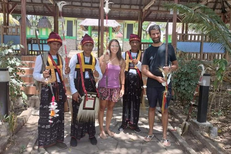 Turis asing dari Negara Portugal berwisata alam, religi dan budaya di Pulau Flores dari Maumere sampai.Labuan Bajo, NTT, Senin, (26/9/2022). (KOMPAS.com/DOK.PEMANDU WISATA FLORES-YOHANNES YANNI J)