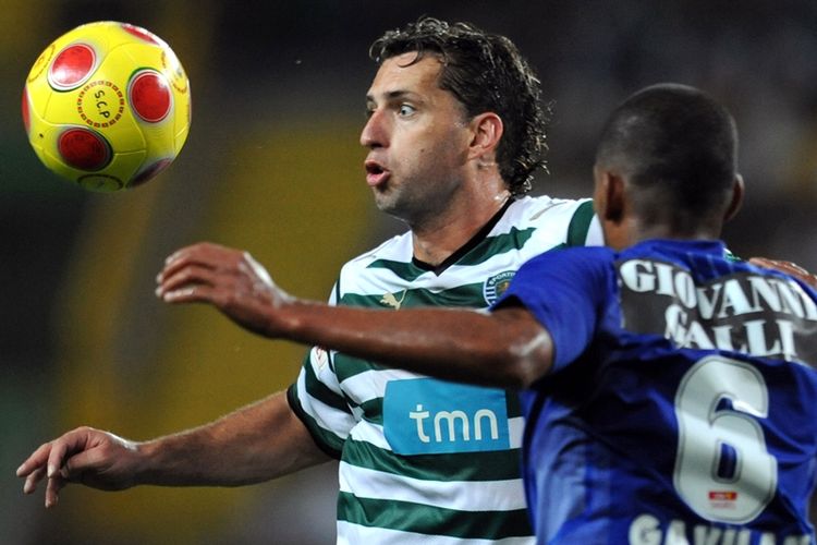 Pemain Sporting CP asal Brasil, Fabio Rochemback (kiri), berebut bola dengan pemain Belenenses, Gavilan, dalam pertandingan Liga Portugal di Stadion Alvalade, Lisbon, 20 September 2008.