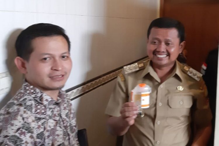 Bupati Sumedang Dony Ahmad Munir menunjukkan urinenya saat sidak test urine di acara sosialisasi Pemilu 2019 di Hotel Handayani, Sumedang,  Jawa Barat, Selasa (18/12/2018).