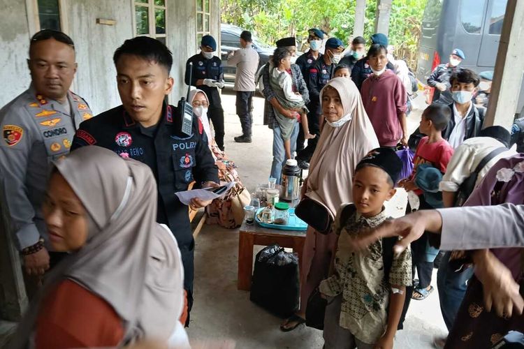 Warga Kampung Sadang, Desa Sukatani, Cikande, Serang mendapatkan bantuan saat direlokasi karena rumahnya berada di zona merah. Minggu (26/10/2025).