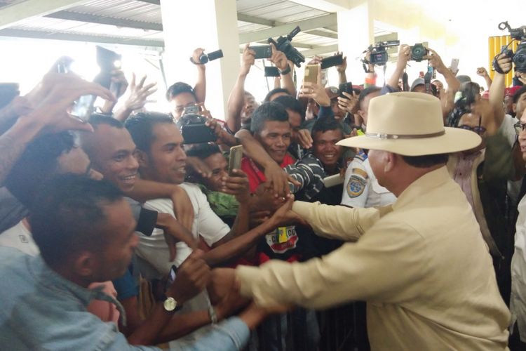 Ribuan warga Kota Atambua, Kabupaten Belu, NTT, menyambut Prabowo Subianto dengan histeris di Bandara AA Bere Tallo, Kamis (27/12/2018).