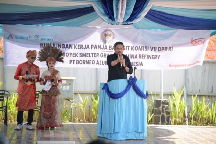 Wakil Ketua Komisi VII DPR RI Maman Abdurrahman saat memimpin pertemuan Tim Panja Bauksit dalam rangka Kunspik Komisi VII DPR RI di Smelter Grade Alumina Refinery, Kabupaten Mempawah, Provinsi Kalimantan Barat, Jumat (10/2/2023). 