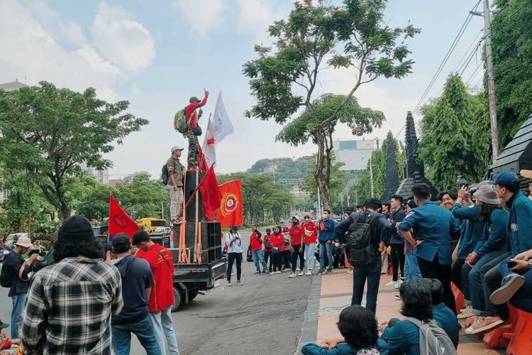 Puluhan masa aksi yang tergabung dalam Aliansi Masyarkat Sipil Jawa Tengah kembali menggeruduk Kantor DPRD Jawa Tengah (Jateng) pada Senin (8/5/2023).