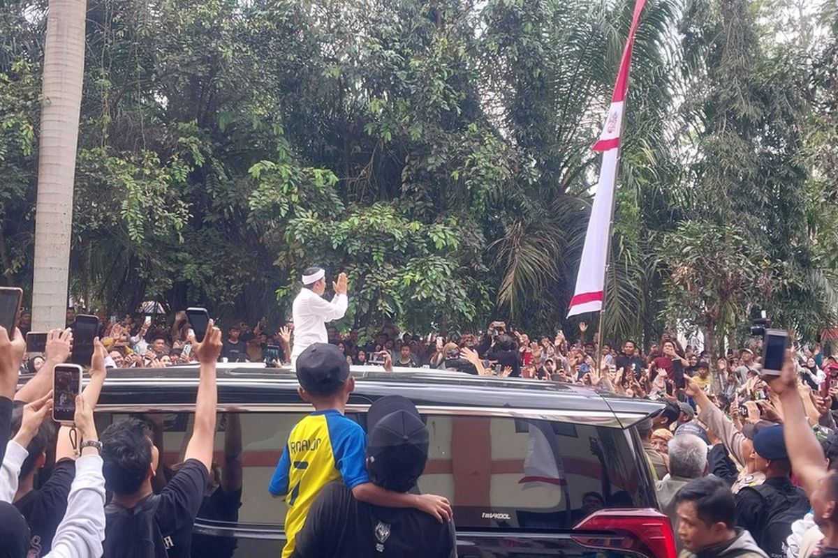 Gubernur Jabar Dedi Mulyadi, disambut ribuan warga Tasikmalaya saat acara HUT daerah tersebut di Komplek Pemkab Tasikmalaya, Singaparna, Sabtu (26/7/2025).