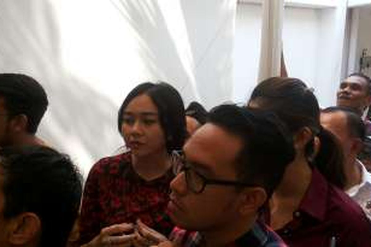 Penyanyi Aura Kasih saat hadir rumah relawan pendukung calon gubernur DKI Jakarta Basuki Tjahaja Purnama alias Ahok di Jalan Taman Situ Lembang, Menteng, Jakarta Pusat, Kamis (17/11/2016).