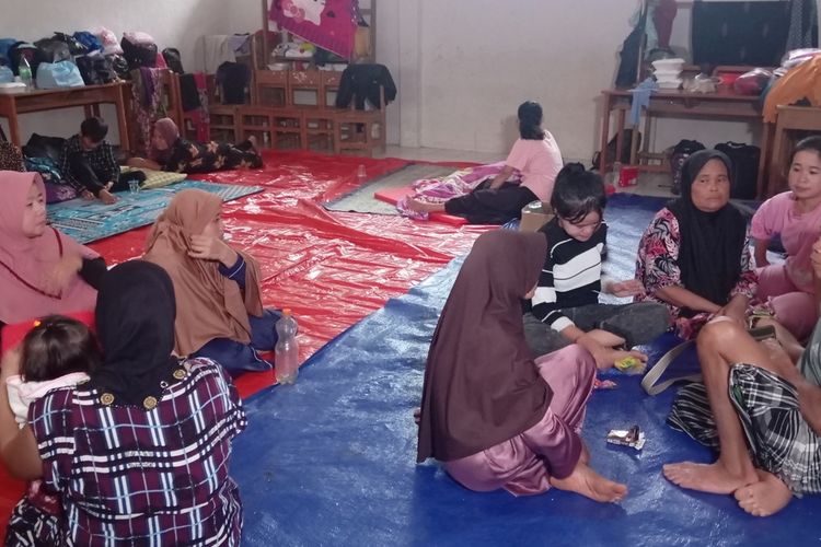 Sejumlah korban bencana tanah bergerak menempati salah satu ruang kelas SDN Kalibunder, Desa Neglasari, Kecamatan Purabaya, Sukabumi, Jawa Barat, Kamis (5/12/2024).