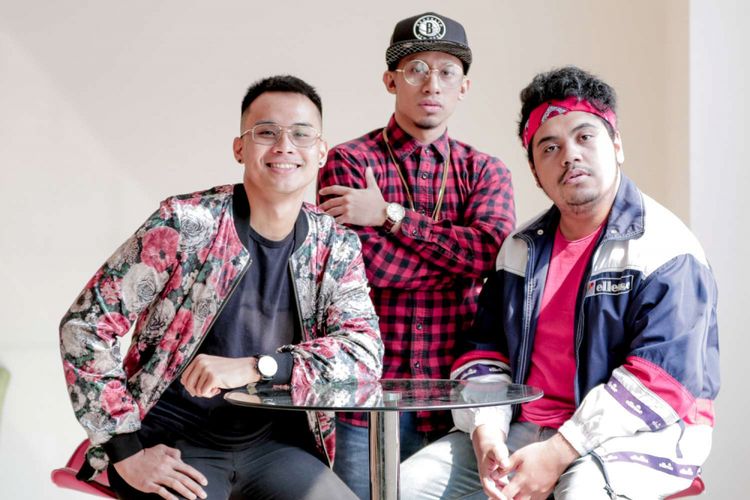 Grup vokal Trisouls berpose saat datang ke redaksi Kompas.com, Palmerah, Rabu (8/8/2018). Mereka mengeluarkan singel perdana dengan judul lagu Love, yang dirilis pada 29 Juni 2018 lalu.
