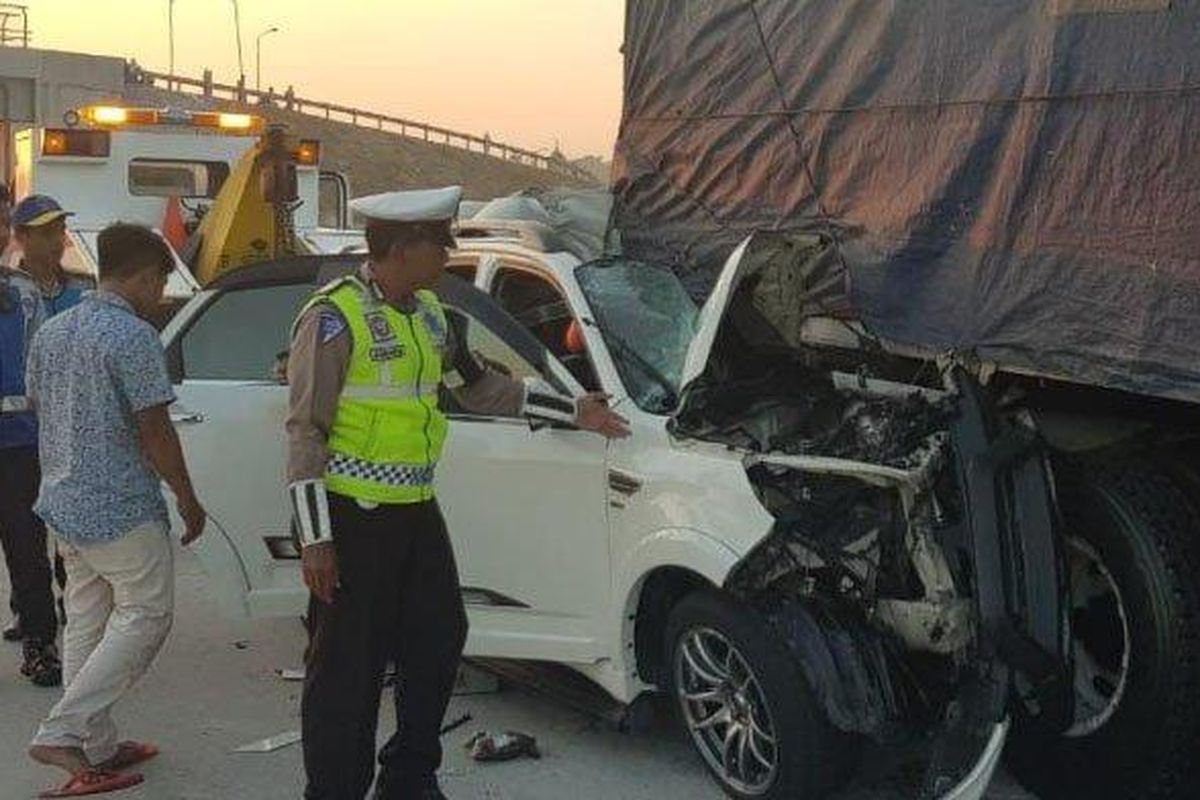 Seniman ketoprak Gareng Salatiga meninggal dunia akibat kecelakaan di tol Ngawi-Kertosono, Jawa Timur pada Rabu (14/8/2019). Mobil yang ditumpangi Gareng tampak ringsek setelah menabrak truk.