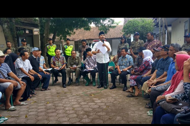 Bupati Trenggalek Emil Elestianto Dardak (kemeja putih) melakukan dialog bersama pedagang pasar Pon Trenggalek Jawa Timur (30/08/2018).