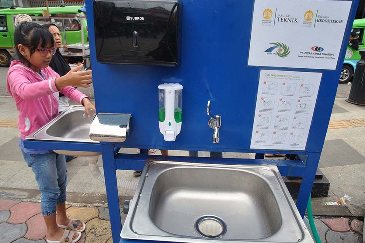 Anak-anak memanfaatkan fasilitas tempat cuci tangan atau wastafel portabel di jalan Bata, Kelurahan Babakan Pasar, Kota Bogor, Jawa Barat, Jumat (27/3/2020). Pemerintah Kota Bogor menerima bantuan berupa tempat cuci tangan portable dari Ikatan Alumni Teknik dan Alumni Ekonomi UI tersebut selain sebagai upaya meningkatkan perilaku hidup bersih dan sehat (PHBS) juga mencegah penyebaran pandemi virus Corona (COVID-19).