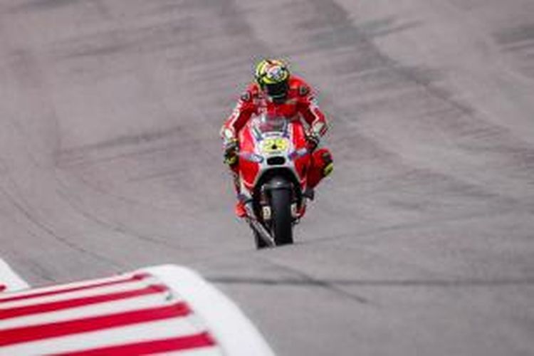 Pebalap Ducati asal Italia, Andrea Dovizioso, memacu motornya pada sesi latihan bebas kedua GP Americas di Austin, Sabtu (11/4/2015).