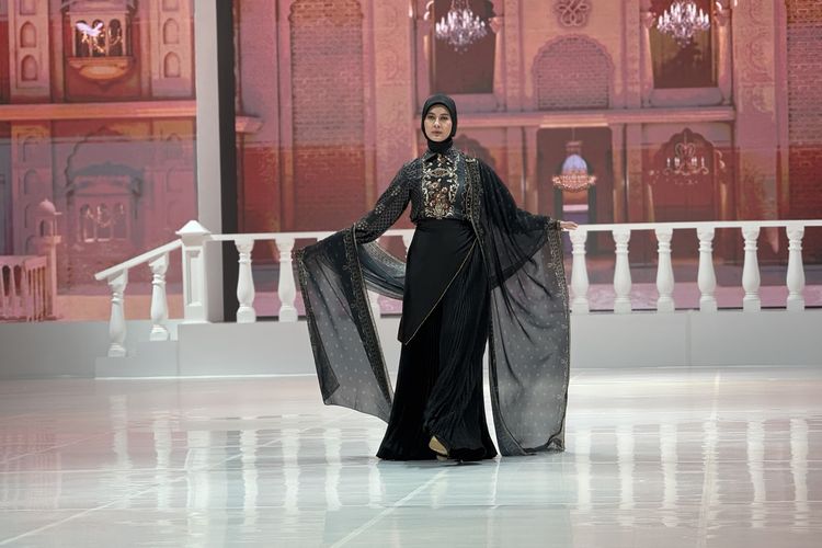 Paula Verhoeven saat berjalan di atas runway LEGACY Zaskia Sungkar & Shi by Shireen Ramadan Show 2026, di Jakarta Pusat, Sabtu (31/1/2026).