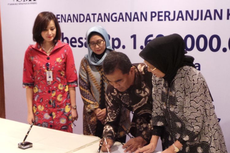 Penandatangan kerja sama antara Bank Mandiri dan PT Sarana Multi Infrastruktur (SMI) dengan PT INKA untuk kredit sindikasi senilai Rp 1,69 triliun untuk pengadaan 438 unit kereta. Penandatanganan kerjasama dilakukan di Hotel Borobudur, Jumat (2/6/2017).