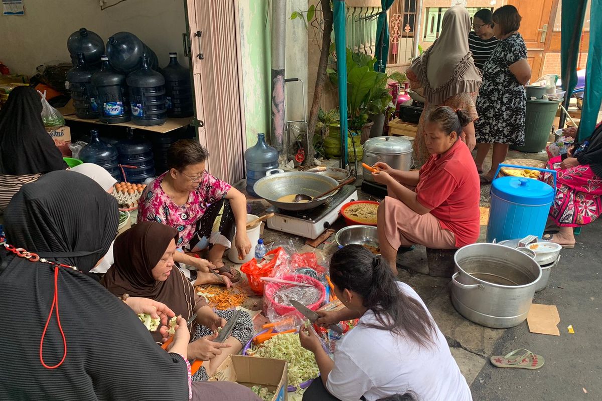 Warga RW 001 Kelurahan Pegangsaan, Menteng, Jakarta Pusat, berinisiatif mendirikan dapur umum untuk menyiapkan bantuan makanan untuk warga yang terdampak kebakaran di Jalan Cikini Kramat, Rabu (28/9/2022).