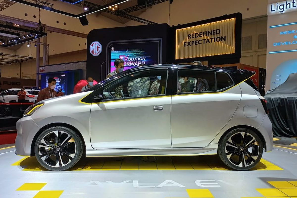 Daihatsu Ayla EV dipamerkan di ajang GIIAS 2022