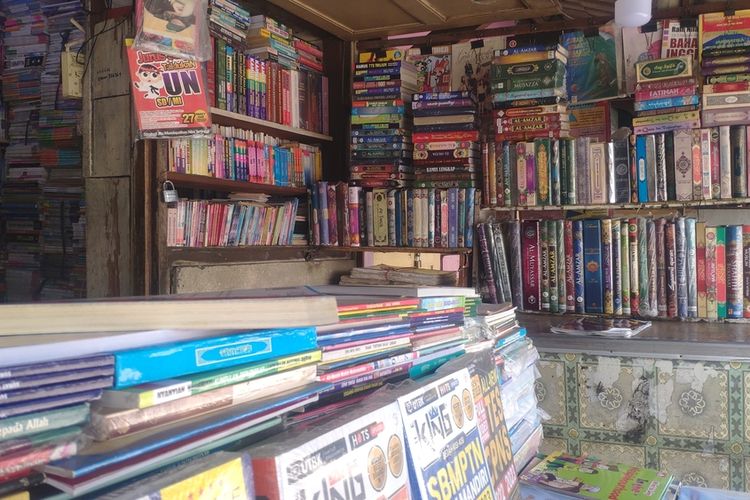 Toko buku lawas di belakang Taman Sriwedari, Solo