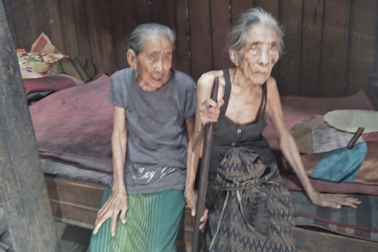 Simah (kiri) dan Siti, dua nenek buta kakak-beradik, warga Dusun Karangploso, Desa Klampok, Kecamatan Benjeng, Gresik.