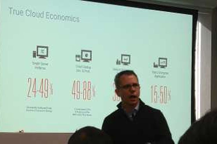 Greg DeMichillie, Direktur Manajemen Produk Google, memberi penjelasan awal dalam briefing pers sebelum berlangsungnya Google Cloud Platfor NEXT 2016 yang akan berlangsung di San Fransisco, Amerika Serikat, pada Rabu (23/3/2016). 