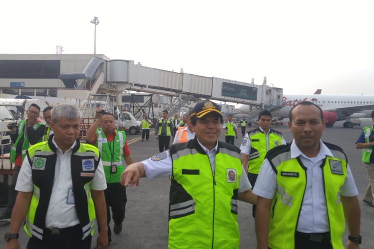 Direktur Jenderal Perhubungan Udara Kementerian Perhubungan Agus Santoso melakukan ramp check di Bandara Internasional Juanda, Surabaya, Rabu (13/6/2018) 