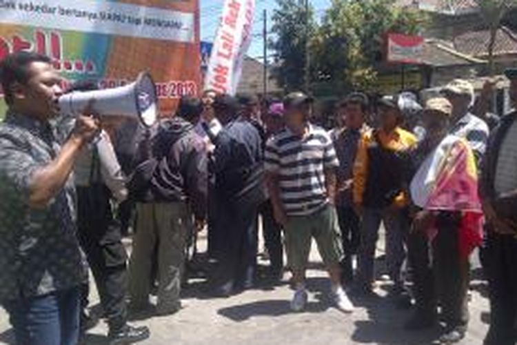 Ratusan warga Desa Trenyang, Sumberpucung, Kabupaten Malang, Jawa Timur, berunjuk rasa menuntut kepala desa mereka yang terbukti melakukan tindak pidana korupsi agar dicopot dari jabatannya, Senin (9/7/2013).