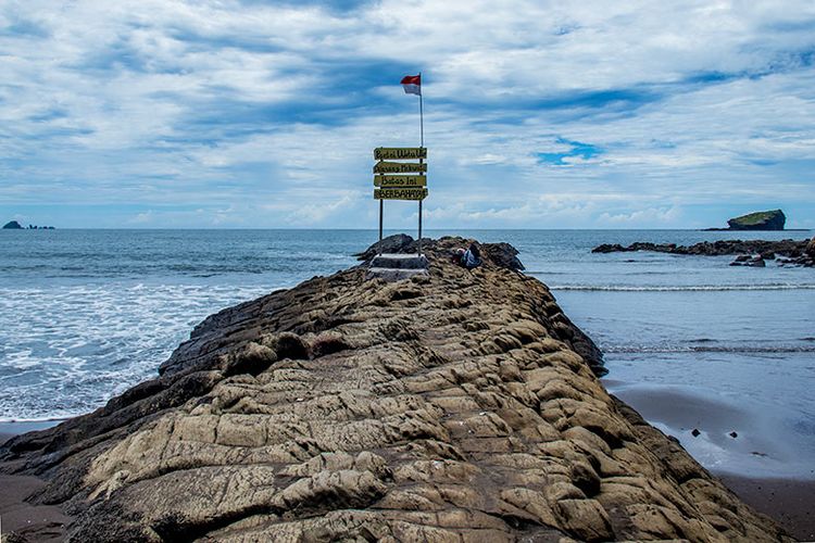 Uniknya Pantai Watu Ulo Jember Ada Batu Bagaikan Ular Raksasa 