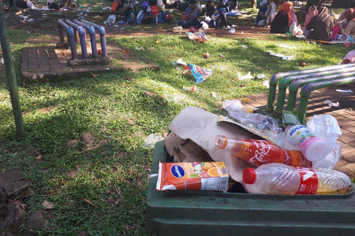 Sampah-sampah berserakan di area Ragunan, Senin (18/6/2018)