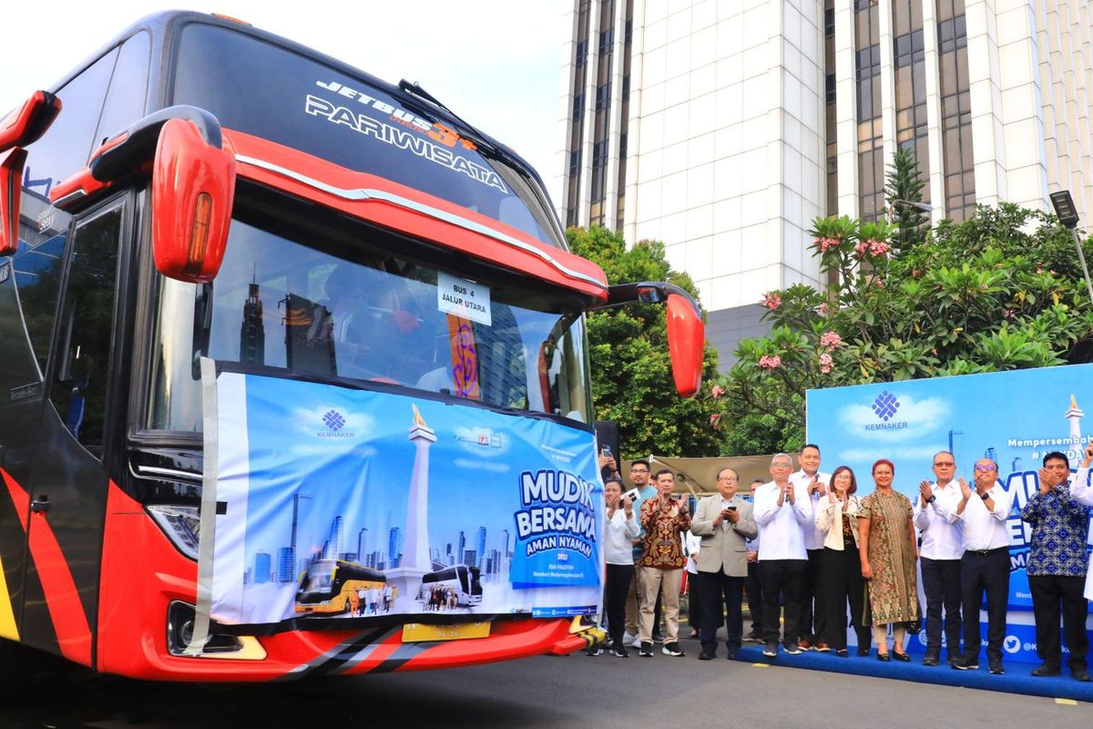 Menteri Ketenagakerjaan Ida Fauziyah melepas pekerja yang melakukan mudik Lebaran, di Kantor Kemenaker Jakarta, Selasa (18/4/2023).