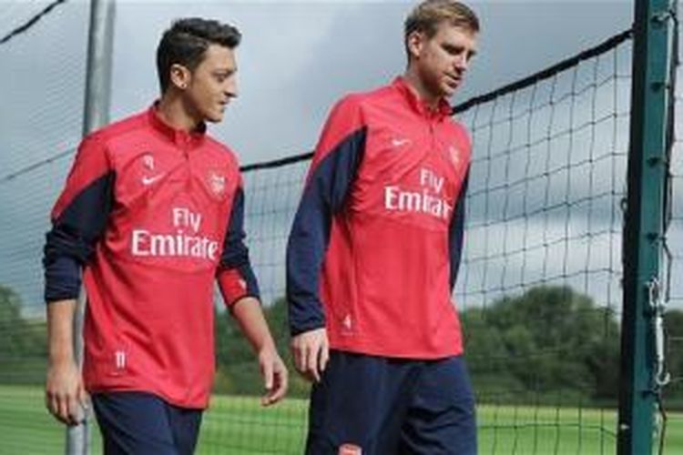 Gelandang Arsenal, Mesut Oezil (kiri). 