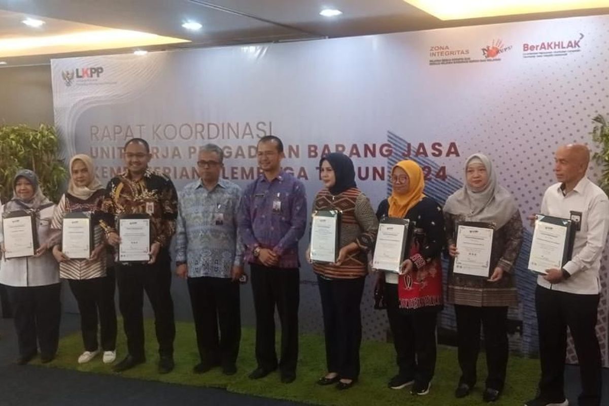 Kementerian Desa Pembangunan Daerah Tertinggal dan Transmigrasi (Kemendesa PDTT) menerima piagam penghargaan dari Lembaga Kebijakan Pengadaan Barang/Jasa Pemerintah Republik Indonesia (LKPP RI).
