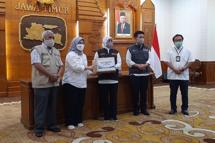Gubernur Jatim Khofifah Indar Parawansa menerima bantuan 100.000 tablet Avigan untuk penderita Covid-19, Jumat (3/7/2020).
