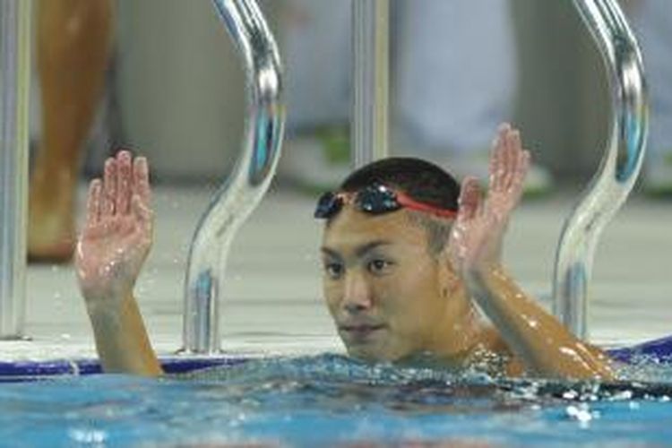 Perenang Jepang, Naoya Tomita, melambai setelah meraih medali emas pada nomor 200 meter gaya dada pada Asian Games 2010 di Guangzhou, Tiongkok.
