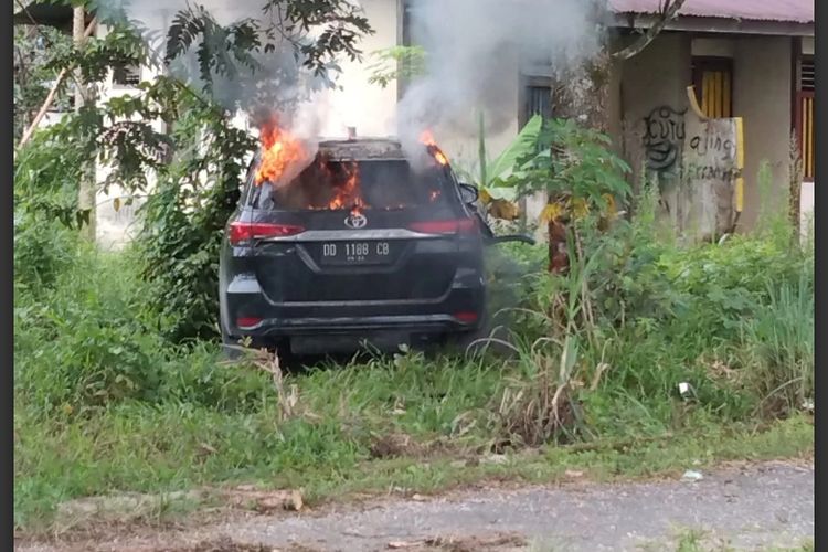 Foto //Suasana Mobil Fortuner Saat Dibakar Massa Pada Selasa (19/04) Di Desa Pancasila, Kabupaten Poso