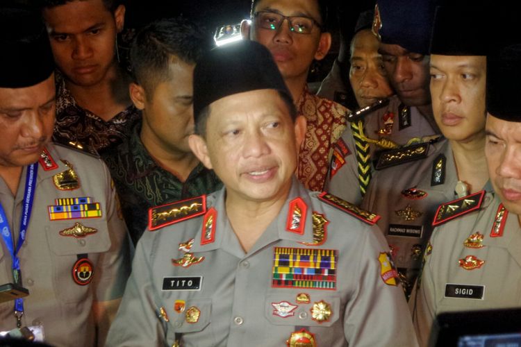 Kepala Kepolisian RI (Kapolri) Jenderal Tito Karnavian saat memberikan keterangan usai menghadiri acara buka puasa bersama keluarga besar Polri di PTIK, Jakarta Selatan, Selasa (20/6/2017). 