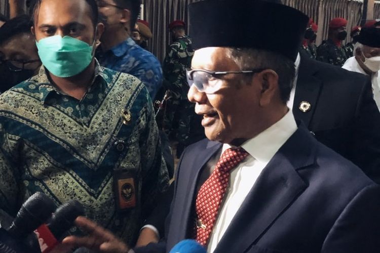 Menteri Koordinator Bidang Politik, Hukum dan Keamanan Mahfud MD ditemui wartawan di masjid Quba, Kemenpan RB, Jumat (1/7/2021,”. Jenazahnya lantas dimakamkan di TPU Kalibata, Jakarta Selatan. 