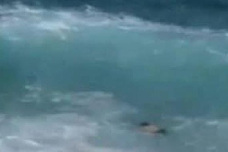 Berjalan Cari Kerang di Pantai Butin, Seorang Pemuda Tiba-tiba Hilang Terseret Ombak