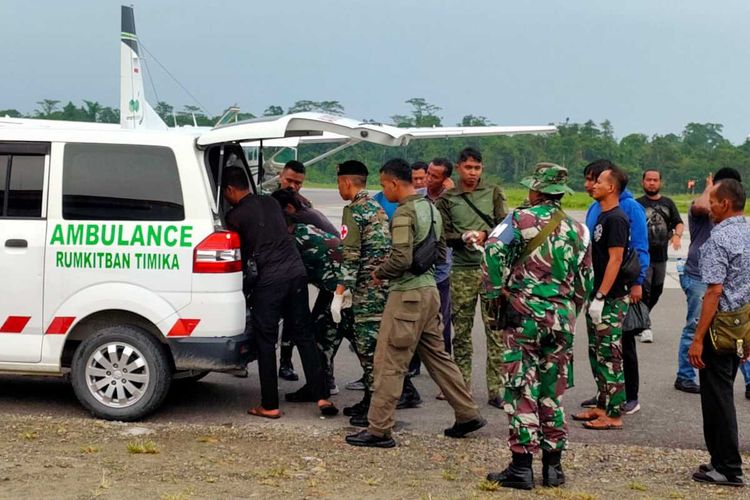 Jenazah Praka Jumardi yang gugur tertembak di Kabupaten puncak, dievakuasi ke Mimika, Papua tengah, Jumat (3/3/2023)